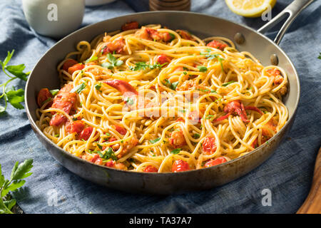 Herzhafte hausgemachte Hummer Pastaa mit Petersilie und Tomaten Stockfoto