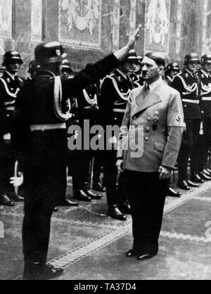 SS-Offiziere gratulieren Adolf Hitler auf seinen 50. Geburtstag mit einem Appell vor der Neuen Reichskanzlei. Stockfoto