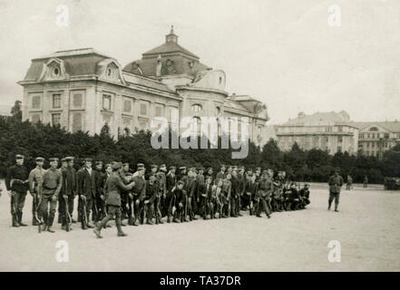 Soldaten der Freikorps 'Eiserne Division", eine freiwillige Einheit gebildet von Deutschen und Baltischen Deutschen, vor dem Kunstmuseum Riga während der Ostsee Unabhängigkeitskriege Line up. Stockfoto