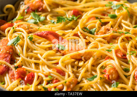 Herzhafte hausgemachte Hummer Pastaa mit Petersilie und Tomaten Stockfoto