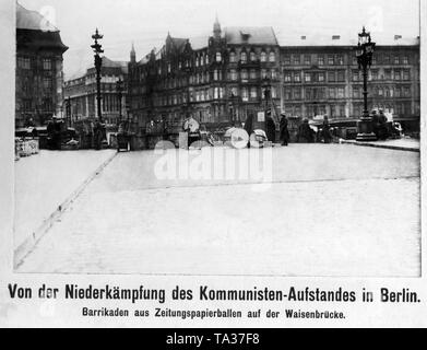 Im Zuge der Berliner Maerzkaempfe (März kämpft) Regierung - loyale Soldaten den Waisenbruecke in Berlin blockiert. Die barrikade besteht hauptsächlich aus Zeitung ballen. Stockfoto