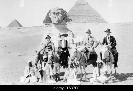 Der Deutsche Kronprinz Wilhelm, der älteste Sohn von Kaiser Wilhelm II. und seine Frau Cecilia Pose auf Esel vor der Sphinx von Gizeh, im Hintergrund die Pyramiden. Eine Reise nach Ägypten galt als teuer und extravagant Abenteuer zu dieser Zeit. Stockfoto