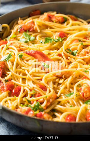 Herzhafte hausgemachte Hummer Pastaa mit Petersilie und Tomaten Stockfoto