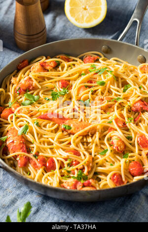 Herzhafte hausgemachte Hummer Pastaa mit Petersilie und Tomaten Stockfoto