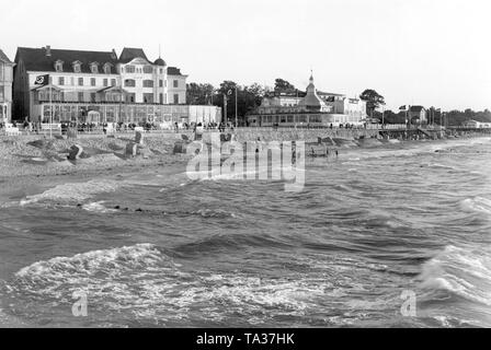 Der Badeort Cranz in Ostpreußen, Blick vom Wasser auf den Strand und die Kurhäuser. Stockfoto