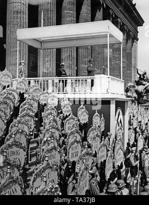 Adolf Hitler in einer Rede unter einem Vordach mit einem Hakenkreuz während der Zeremonie der Legion Condor im Lustgarten auf der Museumsinsel am 6. Juni 1939. Hinter ihm, Hermann Göring. Auf der rechten und linken Seite des Rednerpult, Mitglieder der Hitlerjugend mit Namensschilder der Deutschen Kämpfer, die im Spanischen Bürgerkrieg gefallen, hier vor dem Alten Museum. Stockfoto