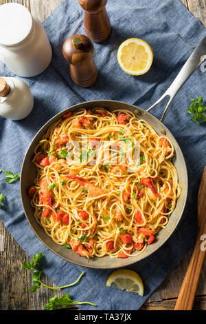 Herzhafte hausgemachte Hummer Pastaa mit Petersilie und Tomaten Stockfoto