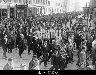 Parade zum Internationalen Tag der Arbeit in Berlin, 1936. Arbeitnehmer März mit Ihrem Unternehmen in die Richtung der Lustgarten. Es gibt keine hakenkreuzfahnen auf dem Foto zu erkennen, aber viele Hände sind ausgestreckt den Hitlergruss zu geben. Die Faust der Roten Arbeiter vorne ist auch fehlende Bilder aus dieser Zeit. Stockfoto