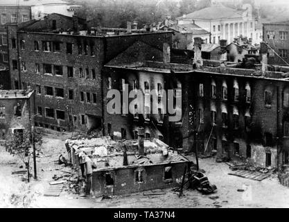 Ausgebrannte Ruinen der Häuser in Smolensk, nach der Eroberung der Stadt durch die Wehrmacht. Stockfoto