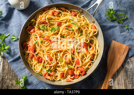 Herzhafte hausgemachte Hummer Pastaa mit Petersilie und Tomaten Stockfoto