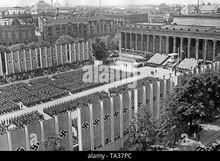 Foto der Kämpfer der Legion Condor, die im Lustgarten nach der Parade verstärkt haben. Sie hören auf die Rede von Adolf Hitler (Baldachin mit Hakenkreuz) vor dem Alten Museum in Mitte (Berlin) Am 6. Juni 1939. Auf der rechten und auf der linken Seite gibt es Grand steht. Die auf der Treppe neben dem Rednerpult, Mitglieder der Hitlerjugend stehen mit Zeichen, die die Namen der Gefallenen Legionäre in Spanien. Stockfoto