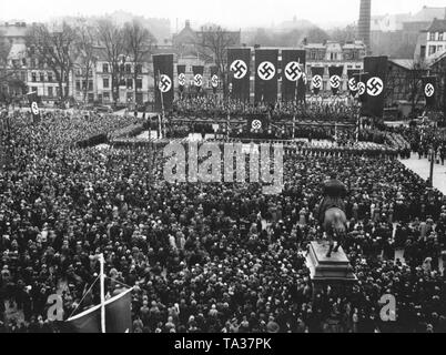 Der Propagandaminister Joseph Goebbels Propaganda hält eine Rede auf dem Heumarkt in Danzig am Vorabend der Volkstag Wahl. Stockfoto