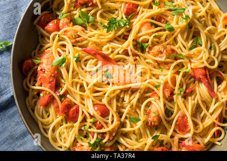 Herzhafte hausgemachte Hummer Pastaa mit Petersilie und Tomaten Stockfoto