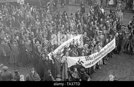 Österreichischen NSDAP-Mitglieder durch die Straßen mit den Plakaten. Vor der Annexion Österreichs im März 1938, der NSDAP-Mitgliedschaft war illegal in Österreich. Auf dem Plakat: "Wir kämpfen für Freiheit und Gleichheit" Stockfoto