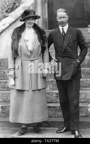 Kronprinzessin Cecilie von Mecklenburg mit ihrem Ehemann Kronprinz Wilhelm von Preußen nach dem Ende des Exils. Stockfoto