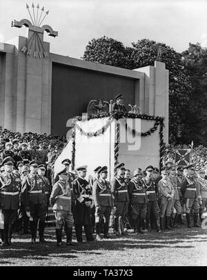 Foto von Feldmarschall Allgemeine Hermann Göring (Oberbefehlshaber der Luftwaffe) am Rednerpult während einer Rede anlässlich einer Siegesparade der Legion Condor in der Hamburger Moorweide am Dammtor, am 30. Mai 1939. In der ersten Reihe von links: General der Flieger Hugo Sperrle, General der Flieger Hellmuth Volkmann, General der Kavallerie Wilhelm Knochenhauer, General Admiral Conrad Albrecht und Generaloberst Erhard Milch. In der linken oberen Ecke des Fotos, das Symbol der Spanischen faschistischen Partei, der Falange Espanola (Pfeile und Gabel). Stockfoto