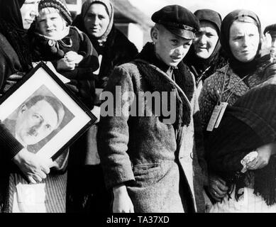 Ethnisch deutschen Siedler aus Bessarabien mit einem Porträt von Adolf Hitler vor dem SS-Kommission des Rasse- und Siedlungshauptamtes in die Umsiedlung Lager von Galatz. Stockfoto