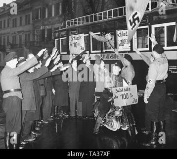 Storm Trooper (Mitglied der SA) in Eger im Sudetenland. Die Männer sind, die sich für das Sudetendeutsche Nachwahlen. Bei den Wahlen, abgegebenen Stimmen über die Annexion des Sudetenlandes an das Deutsche Reich. Auf der Schilder und Poster: chlada (Slatina) JA 100% Ja'. Die umliegenden Sudetendeutschen die Storm troopers mit dem Hitlergruss begrüßen. Stockfoto