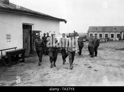 Zwei Generäle der Wehrmacht (1. von rechts und 3. von rechts vorne) nach einem Briefing über die militärische Situation. Foto: kriegsberichterstatter Wette. Stockfoto