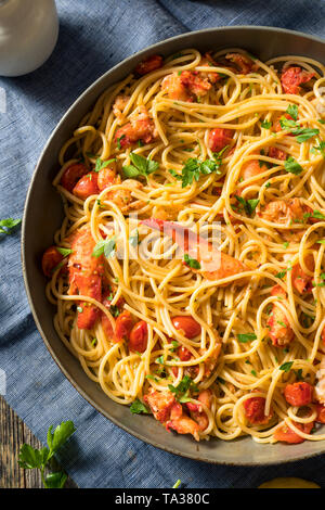 Herzhafte hausgemachte Hummer Pastaa mit Petersilie und Tomaten Stockfoto