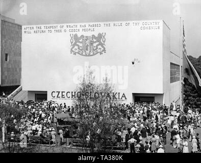 Außenansicht des tschechoslowakischen Pavillon auf der New York World, 1939. Die Eröffnung des Pavillons fand am 30. Mai 1939, mit der Tschechischen Flagge weht auf Halbmast, als Zeichen der Trauer bei der deutschen Truppen das Land anzugreifen. Stockfoto