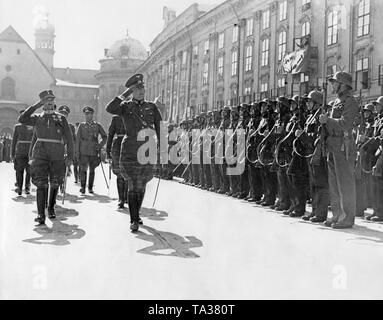 Generalleutnant Doehla und Oberst Egelseer prüfen Sie die Tiroler Jaeger-Regiment. Im Zuge der Annexion Österreichs an das Deutsche Reich, die österreichische Armee auf Adolf Hitler vereidigt. Stockfoto