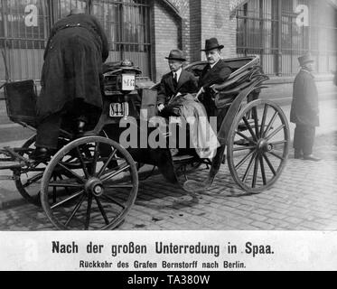 Rückkehr der beiden deutschen Politikern Bernstorff (links) und Brockdorff-Rantzau (rechts) nach dem Waffenstillstand Verhandlungen in Spa. Stockfoto