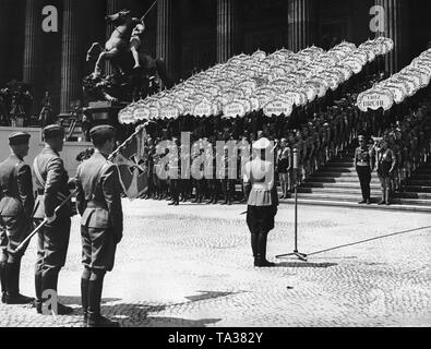 Farbe Wachen der Legion Condor (mit den Farben, den Spanischen bandera) vor dem Rednerpult im Lustgarten, Berlin während Adolf Hitler die Rede. Im Hintergrund, Soldaten der Garde Regiment, Mitglieder der Hitlerjugend, die Namensschilder der Gefallenen und die Fassade des Alten Museums. Stockfoto