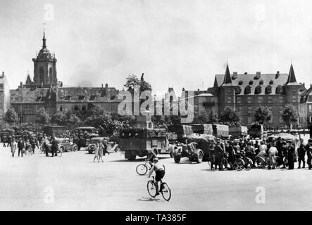 Ruhezeit von deutschen Truppen am Marktplatz von Colmar im Elsass. Stockfoto