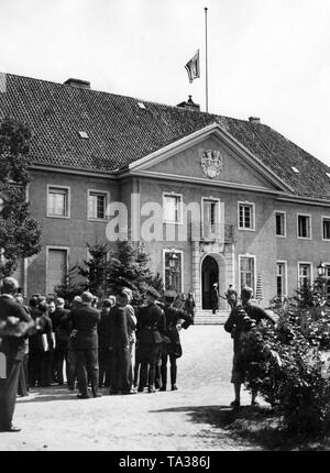 Eingang zum Hauptgebäude des Schloss Neudeck in Oberschlesien, Ostpreußen/Deutschland. Das Foto zeigt eine Szene kurz nach dem Tod von Präsident Paul von Hindenburg. Vor dem Gebäude sind einige Leute und Wehrmacht Soldaten bewachen den Eingang. Auf dem Balkon steht ein Mann in Uniform. Nach seinem Tod, Hindenburg wurde auf Schloss Neudeck beigesetzt, wo er starb, bevor er zum Honorarprofessor Memorial übertragen wurde. Stockfoto