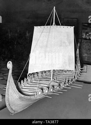Das Osebergschiff wurde 1904 in den Oslofjord entdeckt. Das Osebergschiff gilt als das wichtigste aus der Wikingerzeit. Das Modell war Teil einer Ausstellung an der Technischen Hochschule Berlin-Charlottenburg. Stockfoto