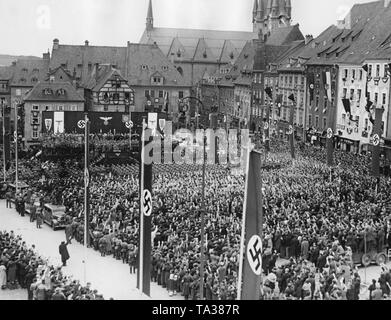 Blick auf den Marktplatz in Cheb am 3. Oktober 1938, während Hitler eine Rede während der Besetzung des Sudetenlandes. Hitler steht im Hintergrund auf der Tribüne am Rednerpult. Stockfoto