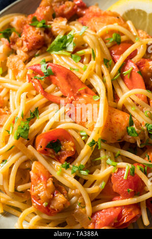 Herzhafte hausgemachte Hummer Pastaa mit Petersilie und Tomaten Stockfoto