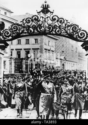 Nach der Transformation der Tschechischen Republik in das Protektorat Böhmen und Mähren, Konstasntin von Neurath wird Reichsprotektor. Im Zuge der Besetzung der Tschechoslowakei, eine militärische Parade findet in Prag. Die Parade erreicht die Prager Burg. Stockfoto