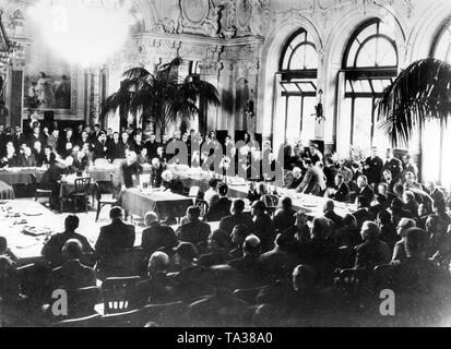 Im Hotel Beau Rivage Das denkwürdige Lausanne vertrag wird unterzeichnet, in dem die deutschen Reparationszahlungen zu drei Milliarden Mark begrenzt sind. Im Foto: Der britische Premierminister Ramsay MacDonald am Tisch sitzen, sitzen hinter ihm am langen Tisch, die französische Regierung Minister, Edouard Herriot, auf der rechten Seite der Tabelle, Bundeskanzler Franz von Papen und Außenminister Konstantin von Neurath. Stockfoto