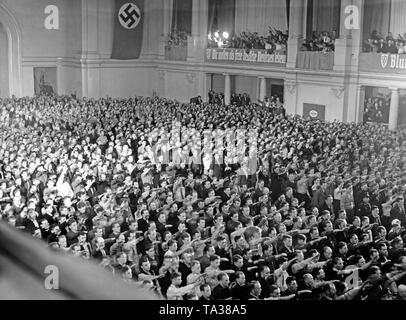 Rallye und Ehrung der toten Flüchtlinge aus dem Sudetenland im Staedtischer Ausstellungspalast (Halle) am 19. September 1938, in Dresden. Drapierte Banner in den Ständen. Auf der linken Seite: "Wir wollen als Freie Deutsche Volk!" Leben. Auf der rechten Seite: "Blut für Blut schreit!" Auf dem Banner, das Vorzeichen der SdP, die Sudetendeutsche Partei. Stockfoto