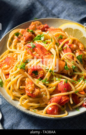 Herzhafte hausgemachte Hummer Pastaa mit Petersilie und Tomaten Stockfoto