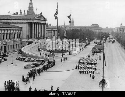 Parade in Wien vor dem Parlament anlässlich der Geburtstag von Adolf Hitler. Nach dem Anschluss Österreichs an das Deutsche Reich, des Führers Geburtstag ist in Wien gefeiert. Stockfoto