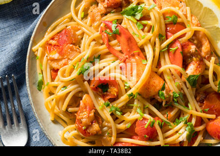 Herzhafte hausgemachte Hummer Pastaa mit Petersilie und Tomaten Stockfoto