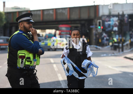 Polizei Absperren ein Bereich auf der Seven Sisters Road in der Nähe von Finsbury Park Station vor Labour Party leader Jeremy Corbyn ist aufgrund der Finsbury Park Moschee in London zu besuchen, Am zweiten Jahrestag der Terroranschläge Finsbury Park. Stockfoto