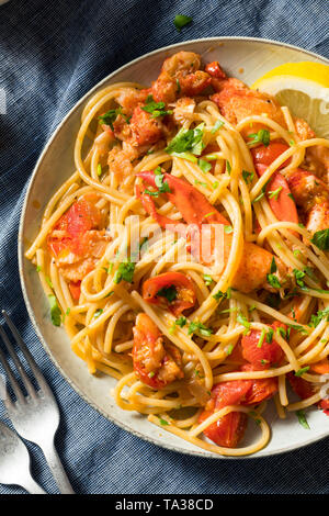 Herzhafte hausgemachte Hummer Pastaa mit Petersilie und Tomaten Stockfoto