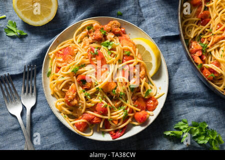 Herzhafte hausgemachte Hummer Pastaa mit Petersilie und Tomaten Stockfoto