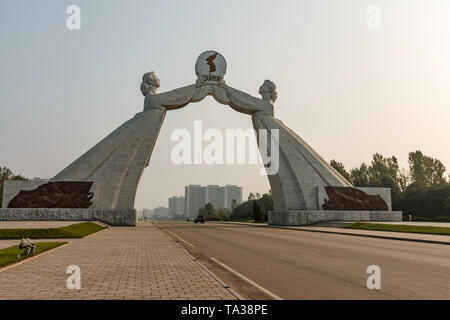 Pyongyang, Nordkorea - Juli 30, 2014: Denkmal für die Drei-punkt-Charta für nationale Wiedervereinigung in Pjöngjang. Stockfoto