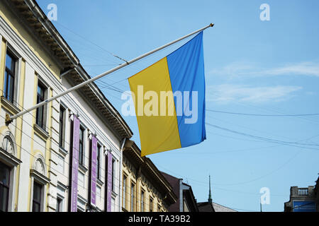 Ukraine, Lviv - Mai, 2019 Flagge der Ukraine auf der Pole Position auf Wand in Lemberg. Stockfoto