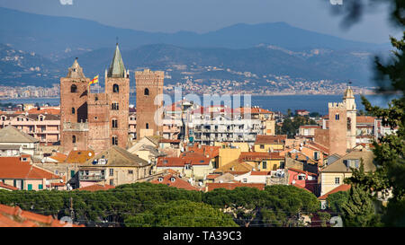 Die mittelalterlichen Türme in das Stadtbild der ligurischen Dorf von Albenga, Italienische Riviera Stockfoto