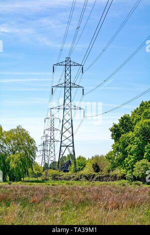 National Grid Strommasten marschieren über die Landschaft bei Ripley, Surrey, England, Großbritannien Stockfoto