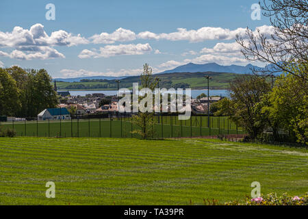 Blick über die Dächer von Largs über den Fluss Clyde in der Arran Hügel schlafende Krieger in die dunstige Ferne. Stockfoto