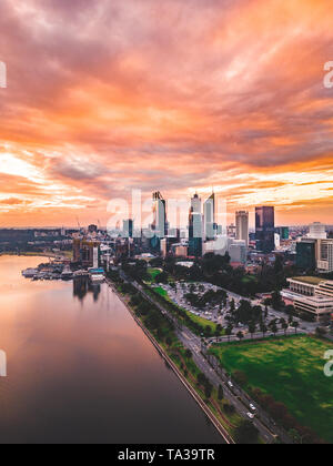 Luftaufnahme von Perth CBD und dem Swan River bei Sonnenuntergang, Western Australia, Australien Stockfoto