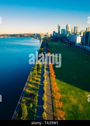 Luftaufnahme des zentralen Geschäftsviertels von Perth und des Swan River, Australien Stockfoto