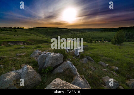 Nachtsteine Mond-Halo-Landschaft Stockfoto